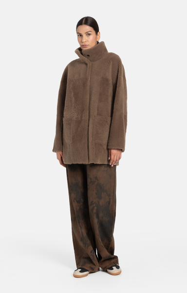 Madlen: Schlichte wendbare Jacke aus Lammfell in einem leicht oversized Schnitt
